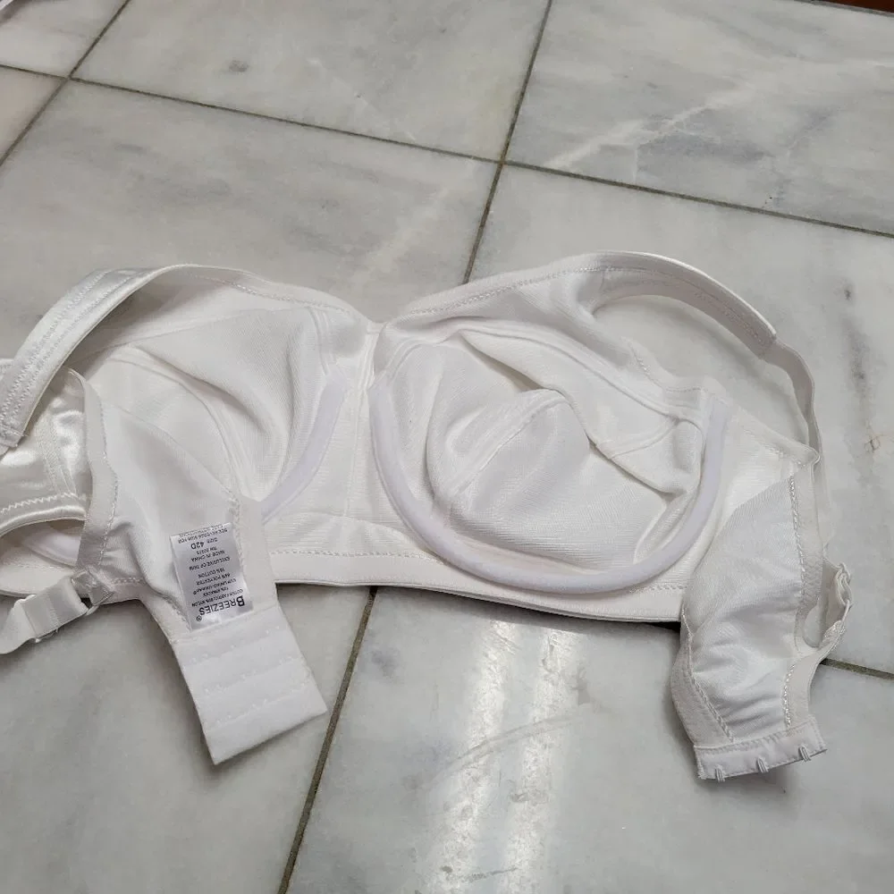 Breezies White Satin UltimAir Lined Wired Bra Size 42D